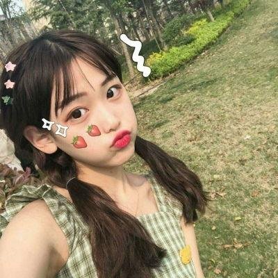 她行走于黑暗中